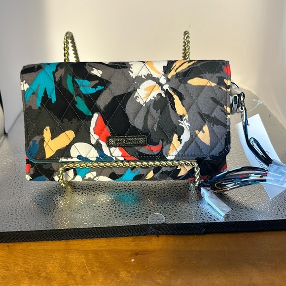 Vera Bradley new with tags and can be used as a wristlet or Crossbody - Picture 1 of 7